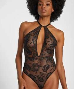 Le body en dentelle noire de la collection Twist and love de la marque de lingerie Aubade porté par une femme