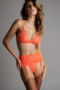 Un ensemble de lingerie sexy orange de la marque Maison Close pour la collection Corps à Corps Néon