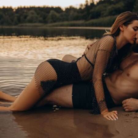 Un couple amoureux s'embrassant sur la plage